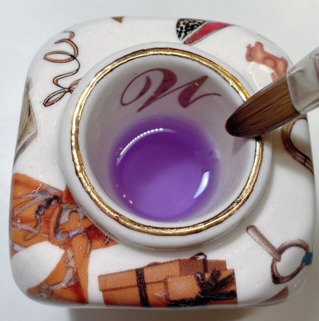 液の入った器と筆