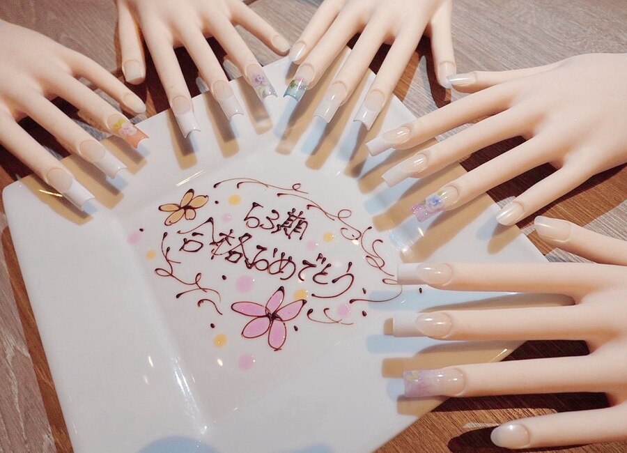 合格のお祝いのプレートを囲む、フレンチスカルプチュアの作品